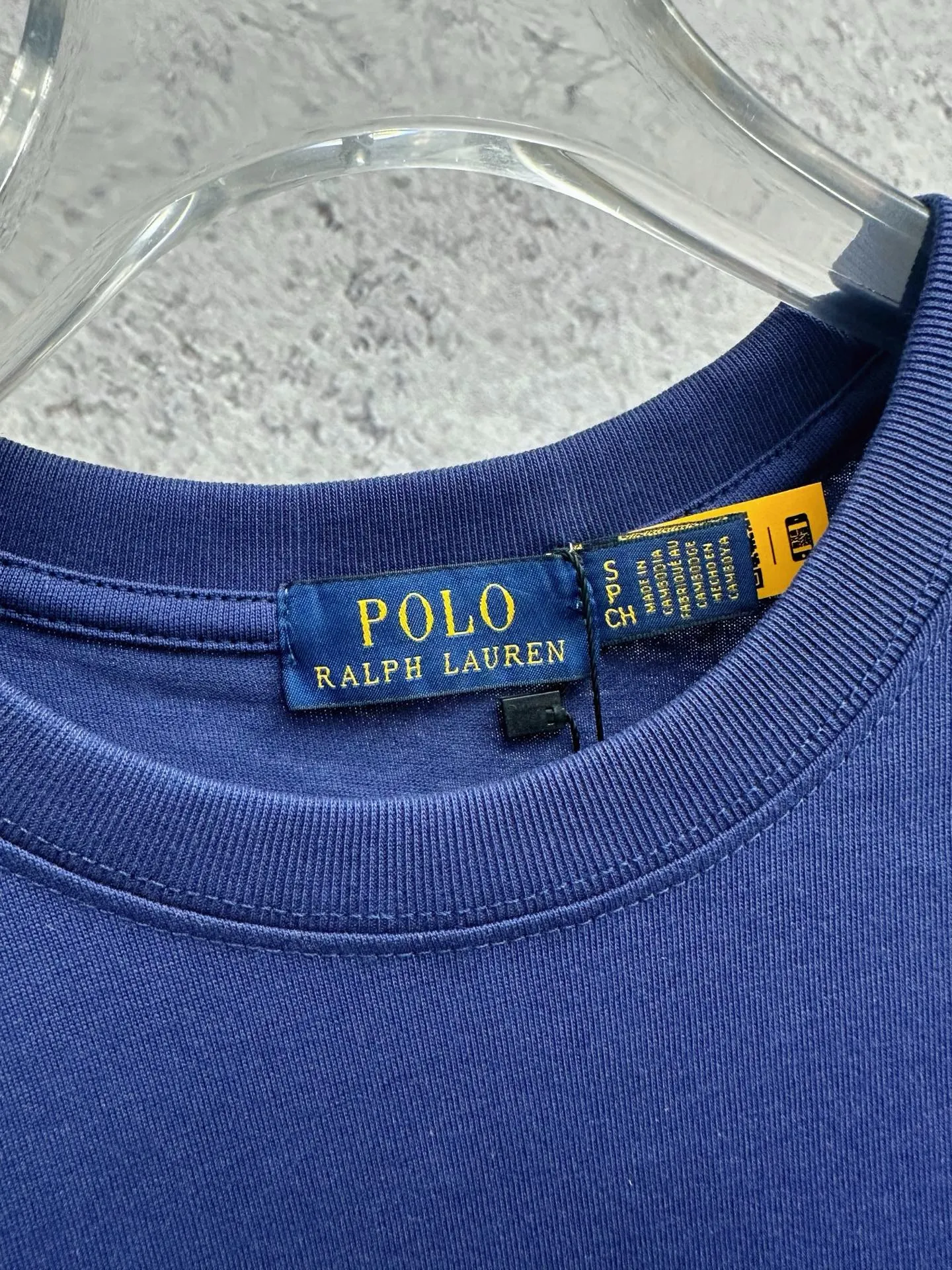P150 Ralph Lauren/Ralph Lauren 25ss simultaneously launches one-color horse embroidery round neck short sleeves. The main logo on the neck has a QR code mark, which can be scanned for verification, and the detailed horse logo embroidery is all high-density and made with imported Tajima machines, distinguishing it from low-end products on the market. 32 counts, 240g hydrophilic toner, 100% cotton fabric, comfortable and soft, highly breathable, focusing on high-end cost-effectiveness, needless to say good quality. Available in a variety of colors, both boys and girls can try this genderless style, giving them a yuppie tone in no time. Immerse yourself in your leisurely style, and have your own style in retro. Natural, vivid, and very French romantic feelings perfectly integrate the youthful atmosphere with the trend. The clever embellishment of the horse logo embroidery carries all the eye-catching points. Color: black, white, navy blue, gray Size: S-xL
